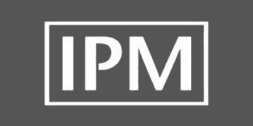 weisses "IPM"-Logo auf grauem Hintergrund