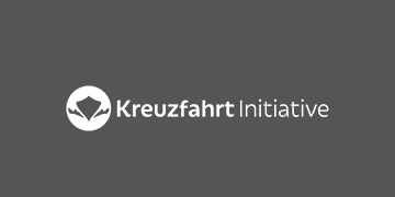 weisses "Kreuzfahrt Initiative"-Logo auf grauem Hintergrund