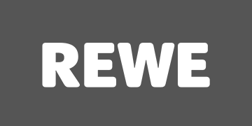 weisses "REWE"-Logo auf grauem Hintergrund