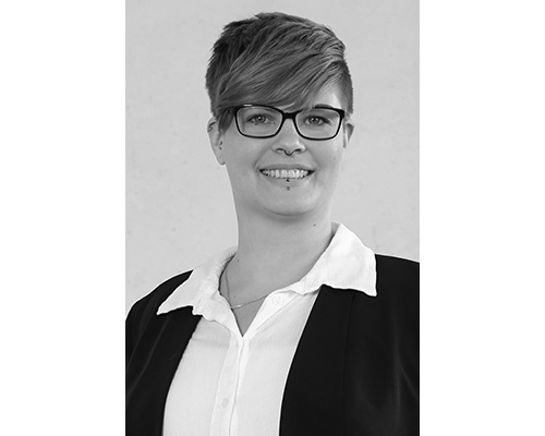 schwarz-weiss Foto einer Frau mit Kurzhaarfrisur und Brille