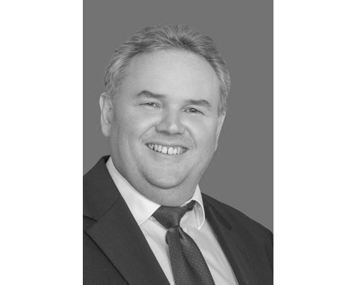 schwarz-weiss Foto eines Mannes in Anzug und Krawatte