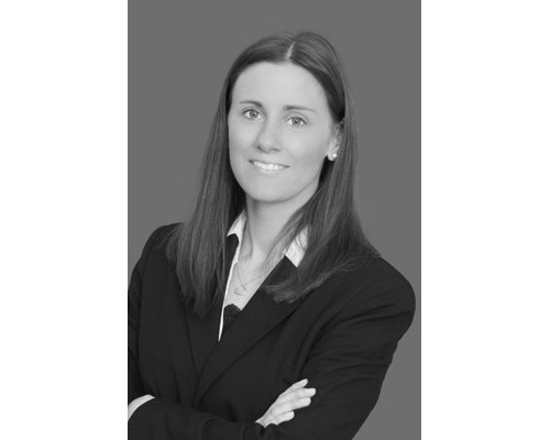 schwarz-weiss Foto einer jungen Frau mit langen braunen Haaren