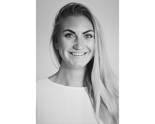 schwarz-weiss Foto einer Frau mit langen blonden Haaren