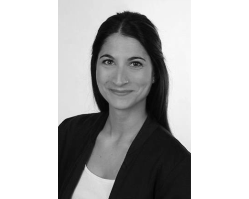 schwarz-weiss Foto einer jungen Frau mit langen schwarzen Haaren