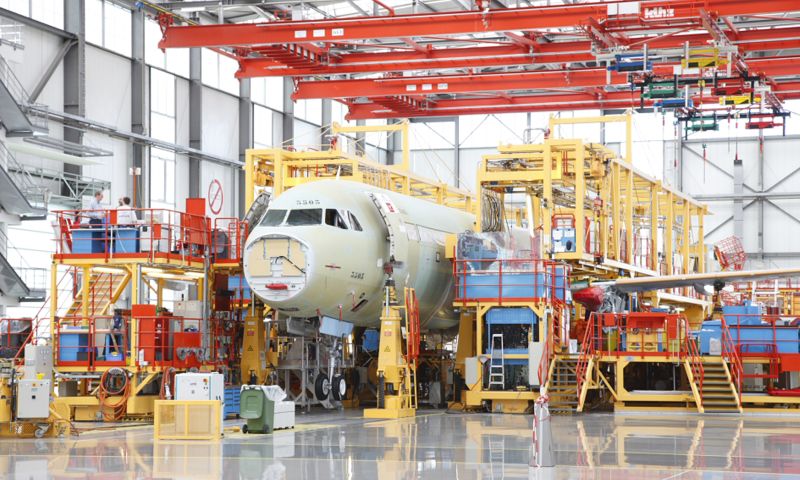 Arbeiten an einem Flugzeug in einer Werkshalle im Airbus Werk Hamburg-Finkenwerder