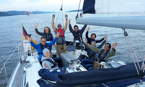 Gruppenfoto im Cockpit eines Segelbootes der "Elbsegelei"