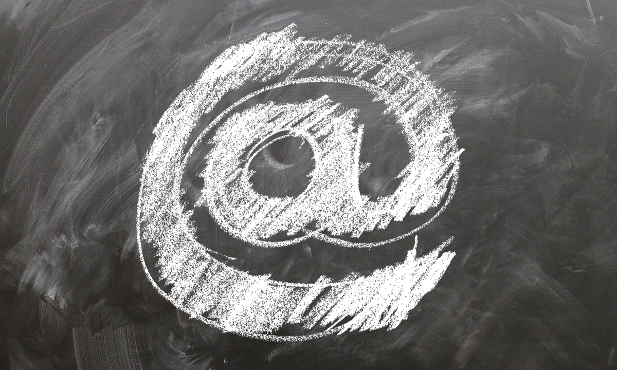 weisse Kreidezeichnung eines "@"-Symbols auf einer Kreidetafel